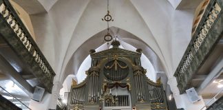 Koronapassi, vähemmän laulajia tai ulkotilaisuus – Kauneimpiin joululauluihin erilaisia poikkeusjärjestelyjä eri puolilla maata