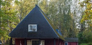 Nuijamaan kirkon ulkoseinä syttyi tuleen sunnuntaiaamuna – onneksi VPK sijaitsi parin sadan metrin päässä