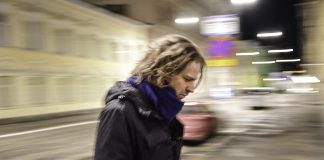 Kommentti: Keskiyön Jeesus – Via Crucis 2021 on poikkeavan someajan tyylitelty pääsiäisvideo