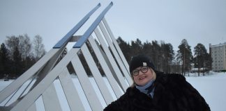 ”Leikkikää turistia kotikaupungissa” – Jyväskylän seurakunnan hautaus- ja puistopalveluiden työnjohtaja on myös tarinoita kertova matkailuopas