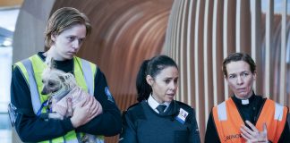 TV-vinkki: Aatonaatto jumissa lentokentällä paljastaa ihmisluonteen Lumimyrsky pysäyttää lentokentän toiminnan norjalaissarjassa. Valter Skarsgård, Carmen Gloria Pérez ja Maibritt Saerens näyttelevät lentokentän työntekijöitä. Kuva: Netflix