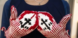 Puuhaa pyhiksi: Neulo lämpimät ja kätevät Kotimaa-kännykkälapaset