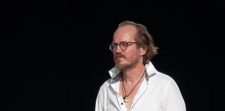 Arvio: Mitä jos messu aloitettaisiin synnintunnustuksen sijaan rakkaudentunnustuksella? Sadinmaan rippikoulussa etsitään vapautta ja hengen paloa