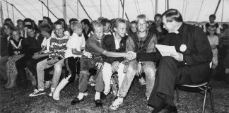 Mysteerikuva: Nuorisoa kesäisissä tunnelmissa ja yksi aikuinenkin, mutta ketkä