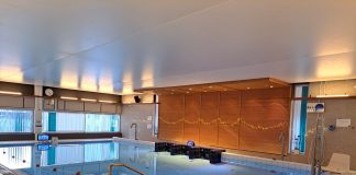 Kauneimpia joululauluja pääsee laulamaan nyt myös uima-altaassa – suosittua tapahtumaa varioidaan nokkelasti eri puolilla Suomea