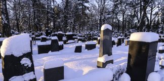 Hautaustoimistojen kannanotto: Seurakuntien tulkinnat hautajaisten järjestämisestä paikoin liian tiukkoja