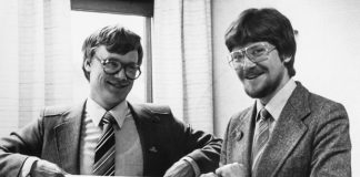 Mysteerikuva: Keitä ovat iloiset herrasmiehet, jotka näyttävät löytäneen jotain?