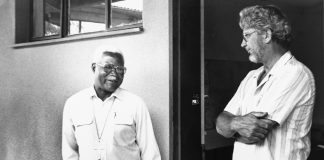 Mysteerikuva: Ketkä leppoisat henkilöt ovat kuvassa?