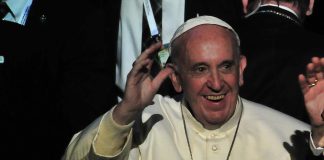 Paavi suojelee Vatikaanin työntekijöitä irtisanomisilta ja leikkaa kardinaalien palkkoja koronan takia