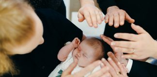 Kastepäivissä seurakunta tarjoaa kakkukahvit: ”Olemme iloisia jokaisesta kastettavasta”