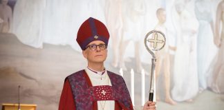 Piispa Matti Repo tuuraa arkkipiispaa Matti Salomäen piispanvihkimyksessä Lapualla