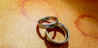 Oulun tuomiokapituli: Ei rangaistusta kolmelle sateenkaariparin vihkineelle papille