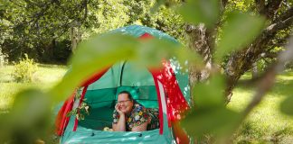 Marjaana Järveläinen on kokenut retkeilijä, mutta yöpyminen kirkon pihamaalla on hänellekin uutta