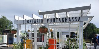 Seurakunnat pystyttivät Naantalin asuntomessuille Luostarin puutarhan