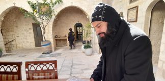 Munkki opettaa Jeesuksen kieltä Jerusalemissa