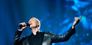 Harjavallan kanttori Pasi Flodström kruunattiin tangokuninkaaksi Seinäjoella – Sävellyskisan voitti Syntinen nainen