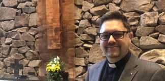 ”Täällä rukoillaan paljon” – Jukka Lehti valittiin Espoonlahden seurakunnan kirkkoherraksi