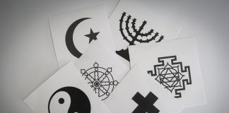 Kirja-arvio: Uskontoteologinen kummajainen, joka on kiinni ajan hengessä