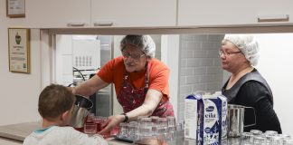 Seurakuntien yhteinen ruokailu tuo helpotusta arkeen – Kotimaa vieraili arkilounaalla Leppäviralla sekä iltaruualla Helsingin Roihuvuoressa ja Haapajärvellä