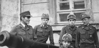 Mysteerikuva: Mikä sotilaspukuisten joukko? – Katso myös edellisen kuvan ratkaisu