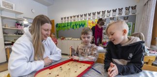 Osa vanhemmista toivoo seurakuntien iltapäiväkerhoilta kristillisyyttä, osa tunnustuksettomuutta – Eri puolilla Suomea on päädytty erilaisiin ratkaisuihin