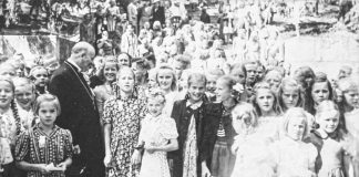 Mysteerikuva: Piispa ja tytöt? – Katso myös edellisen kuvan ratkaisu