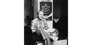 Mysteerikuva: Kuka tässä laittaa puukenkiä jalkaan?