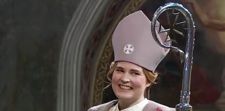 Mari Leppänen vihittiin piispaksi poikkeusmenoin – kaavussa pihlajanmarjoja, saarnassa uudistuksen henkeä