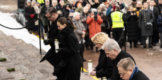 Sodan uhreja muistettiin – Valtiovallan edustajat sytyttivät ensimmäiset kynttilät Tuomiokirkon portaille