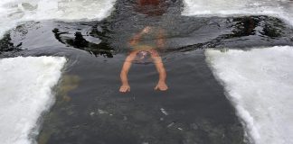 Kotimaan arkistoista: Loppiaisena muistetaan itämaan tietäjiä ja Jeesuksen kastetta – Venäjällä upottaudutaan ristin muotoiseen avantoon Loppiaisuinti Kazanissa.