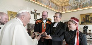 ”Nähdessäni paavin lempeät kasvot tunnelma rentoutui heti” – Franciscus inspiroitui vapaaseen keskusteluun suomalaisdelegaation kanssa