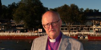 Loviisan rauhanpalkinto Tiit Salumäelle Viron ja Suomen yhteyksien rakentamisesta Mies seisoo joen rannalla ja katsoo kameraan. Kaulassa hänellä on liperit ja päällä vaaleapikkutakki.