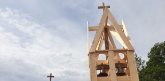 Loviisan Asuntomessuilla pääsee soittamaan kirkontorniteknikko Supavit Nummelinin rakentamia kirkonkelloja