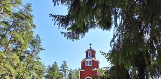 Kirkko ja minä: 200 vuotta täyttävä Haapajärven kirkko on kuin Bertil Malmströmin pihalla ja samalla mustikkapaikka