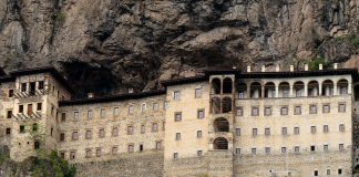 Bändin väitetään häpäisseen Panagia Sumelan luostarin – Kreikka suuttui Turkille