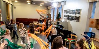 Suositut kirkkomuskarit pitävät myös nuorten aikuisten kirkkopolkua auki – ”Hengelliset laulut siirtyvät kotiin ja leikkeihin”