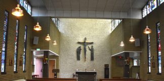 Kirkko ja minä: Gloria Lapitani tuli Suomeen kolmen lapsen kanssa pakkasella ilman talvivaatteita, mutta pian hän jo auttoi muita