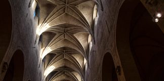 Arvio: Tarmo Kunnas kirjoittaa raskaan sarjan pohdintaa uskonnosta ja moraalista