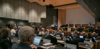 ”Eli kukaan ei ota vastuuta?” – Tilojen avaaminen samaa sukupuolta olevien vihkimiseen keskustelutti kirkolliskokouksen kyselytunnilla