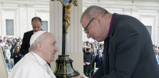 Emerituspiispa Eero Huovinen tapasi paavi Franciscuksen – toivoivat rukousta rauhan ja ykseyden puolesta
