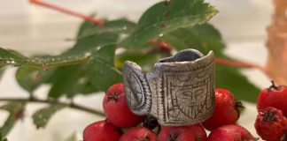 Harrastaja teki pellosta harvinaisen muinaislöydön Liedossa: 1100-luvun sormuksessa on Kristuksen kasvot