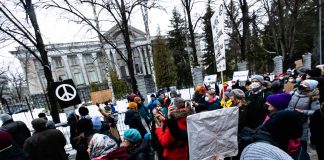 Kommentti: Mielenosoituksesta suoraan rauhanrukoukseen