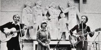 Mysteerikuva: Ketkä soittavat reliefin edessä? – Katso myös edellisen kuvan ratkaisu