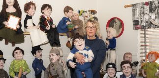 Seurakunnan lastenohjaaja Elisa Kärjä neulahuovuttaa julkisuuden henkilöitä – ideat nukeista saattavat syntyä vaikka uutisia katsoessa