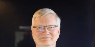 Mikkelin piispa Seppo Häkkinen tentissä Piispan kyselytunnilla