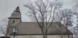 Kirkko ja minä: Opettaja antoi aikanaan luvan uskonnollisille tulkinnoille ja se on pitänyt Katri Tuomisen kirkon helmassa