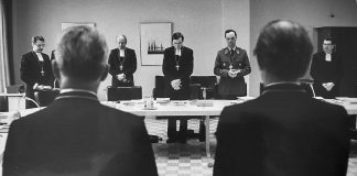 Mysteerikuva: Ketkä seisovat vakavina? – Katso myös edellisen kuvan ratkaisu