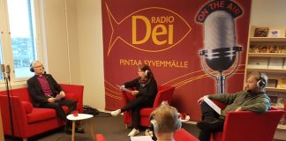 Kommentti: Seppo Häkkinen näytti suorassa lähetyksessä, että piispallakin on tunteet