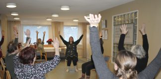 Kokonaisvaltaista ruumiin ja sielun hoivaa – Pyhäjärven seurakunnan gospeljumppa liikuttaa ja rauhoittaa