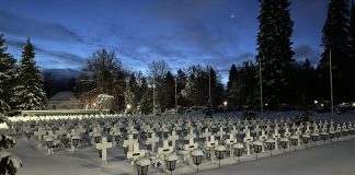 Ammattikoululaiset valmistivat uudet ristit Kauhajoen hautausmaalle – ”Isänmaallisuus on korkeassa kurssissa”